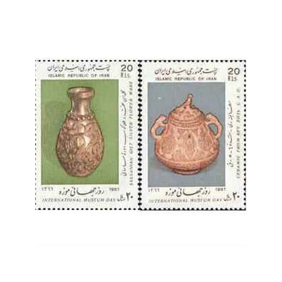 2232 - تمبر روز جهانی موزه 1366